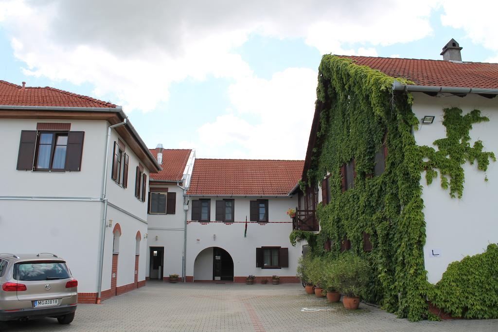 Tiffan'S Pinceszet Es Panzio Hotel วิลานี ภายนอก รูปภาพ