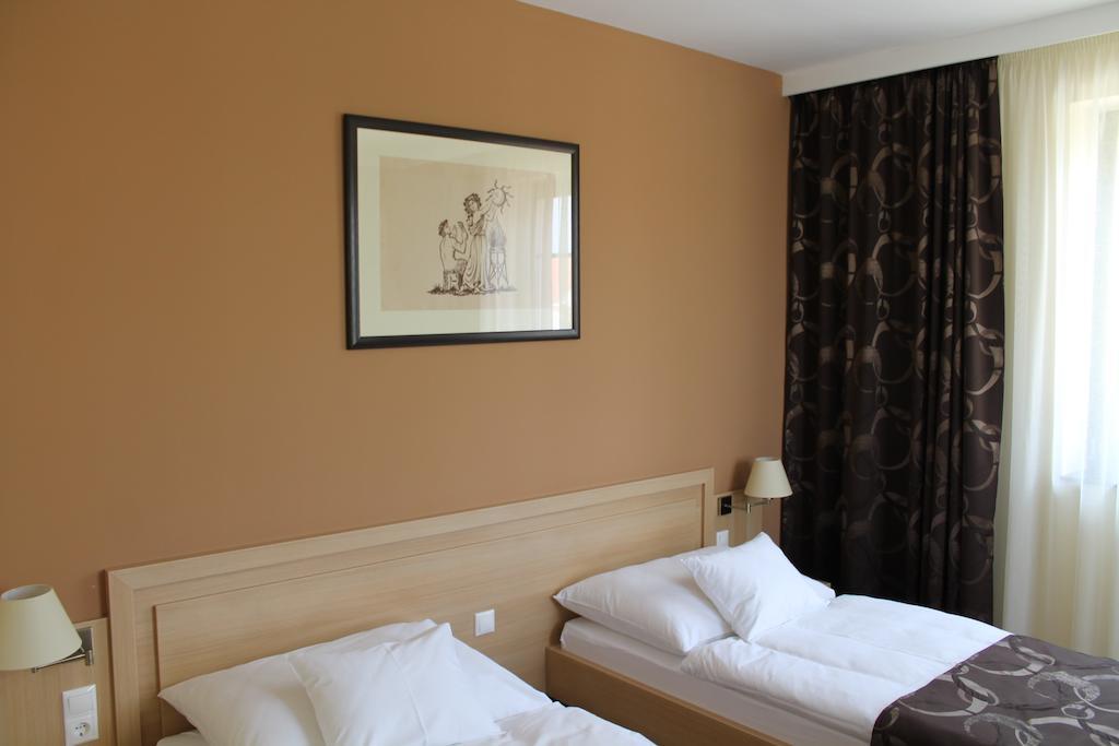 Tiffan'S Pinceszet Es Panzio Hotel วิลานี ห้อง รูปภาพ